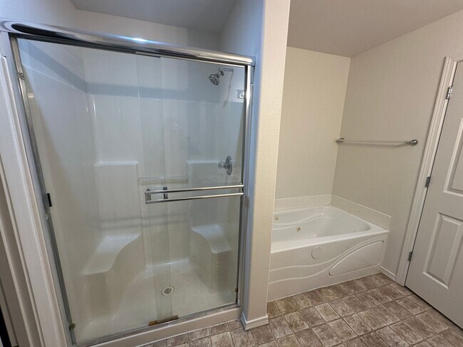 Building Photo - Spacious 2 bed/2.5 bath with bonus room townhome off Road 68