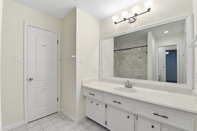 Building Photo - 14210 Briarhills Pkwy