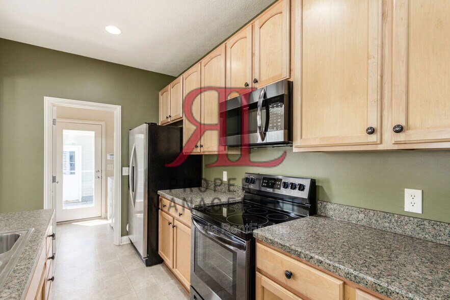 Building Photo - 6167 Upper Albany Xing Dr