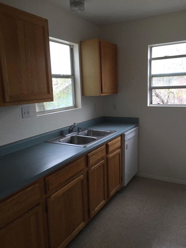 Building Photo - 213 Princeton Dr SE