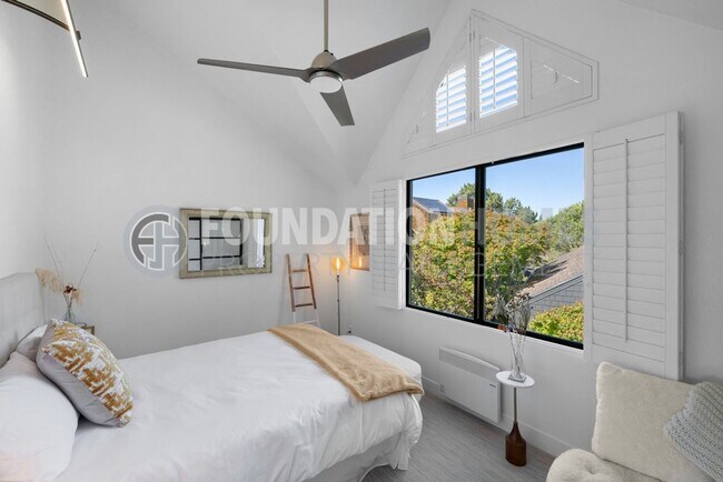 Building Photo - Modern View Condo Steps from Trails & Gold...