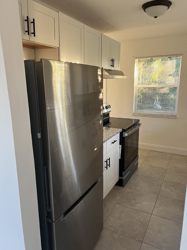 Building Photo - Updated 3/1 Home for Rent Close to Downtown Fort Myers Fun & Dining!