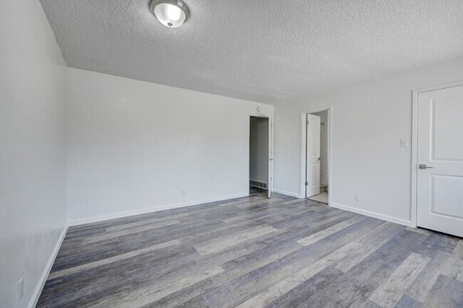 Building Photo - $2,900.00, 5 bed, 3 bath in Denver with Fi...