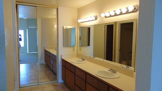 Building Photo - Lakefront Condo