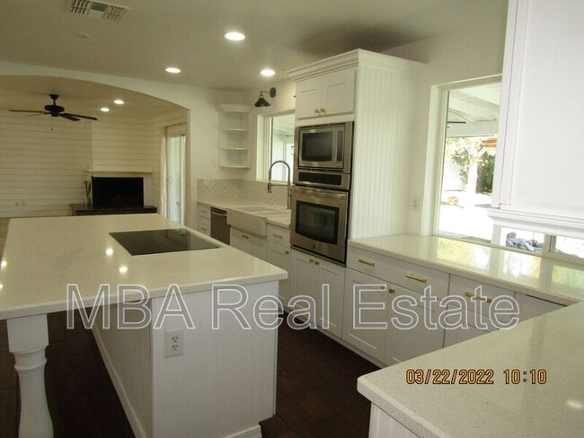 Building Photo - 2802 E Weldon Ave