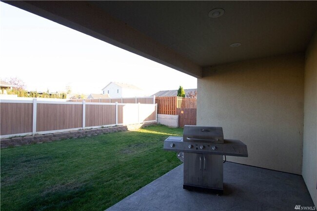 Building Photo - Beautiful 3 bed 2 bath stucco home in a newer area of homes. Just down the street from Park Orcha...