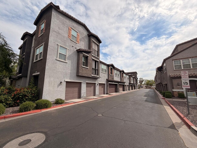 Building Photo - 2348 E Huntington Dr