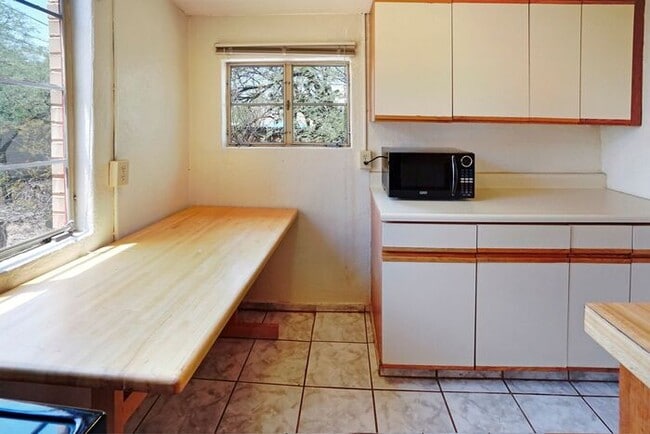 Building Photo - Coming Soon - Charming, Spacious 1Bdrm/1Ba...