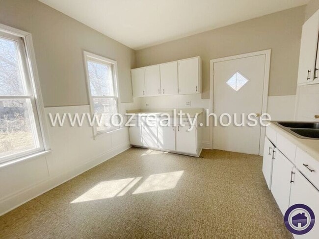 Building Photo - 1031 N Michigan St