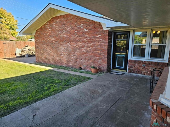 Building Photo - 1801 Eastridge Dr