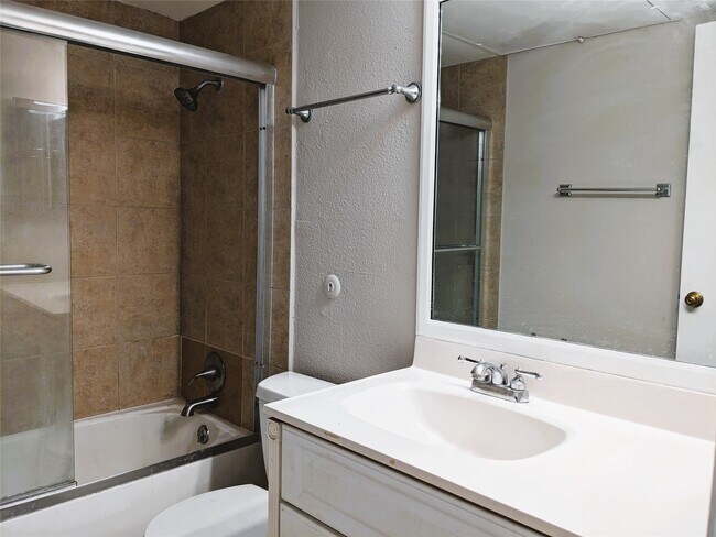 Building Photo - 2100 Tanglewilde St