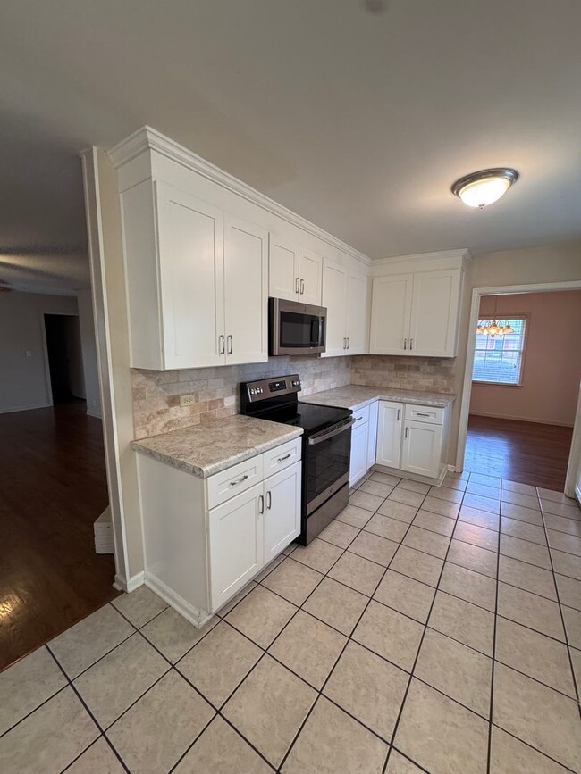 Building Photo - 572 Farmington Rd