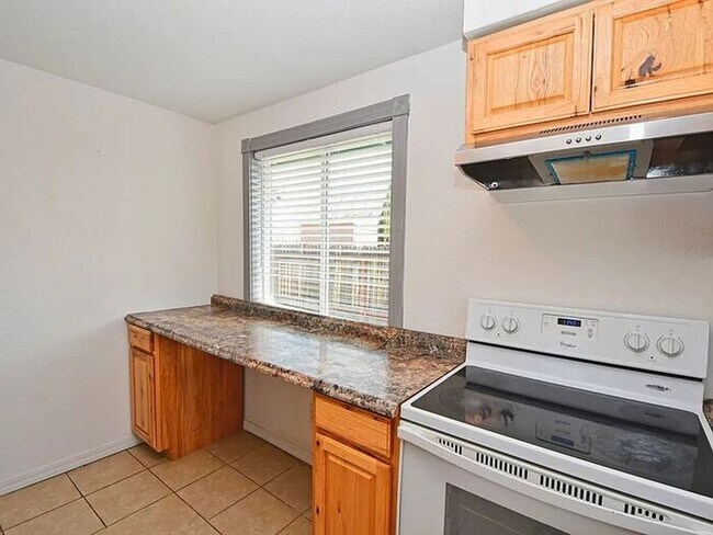 Building Photo - 2 bed 1 bath in Stead - AVAILABLE 6/1!