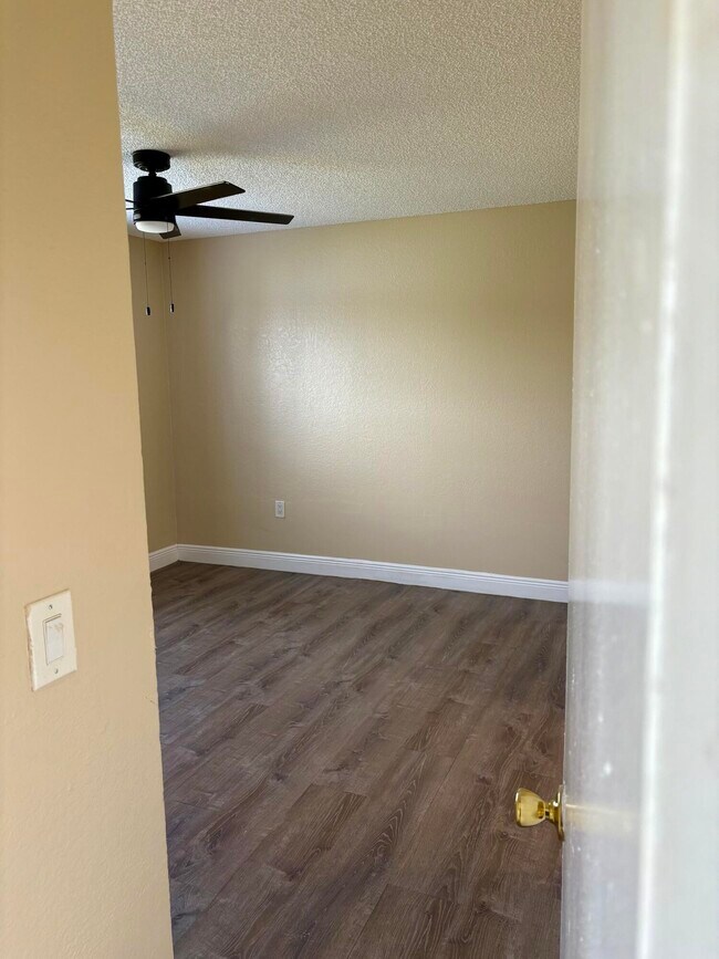 Building Photo - 1545 Lake Crystal Dr