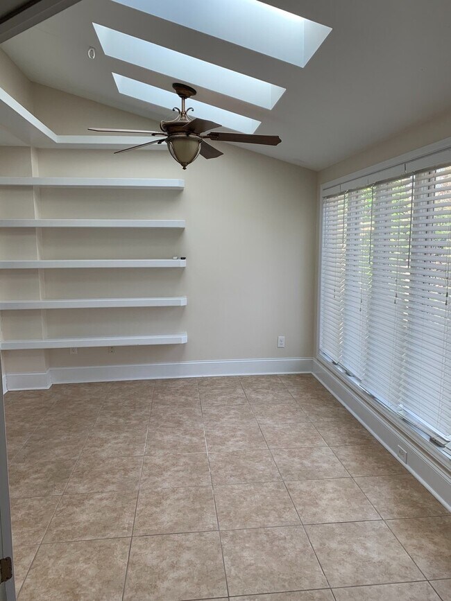 Building Photo - Perfect 2 bed 2.5 bath Lindley Park area T...