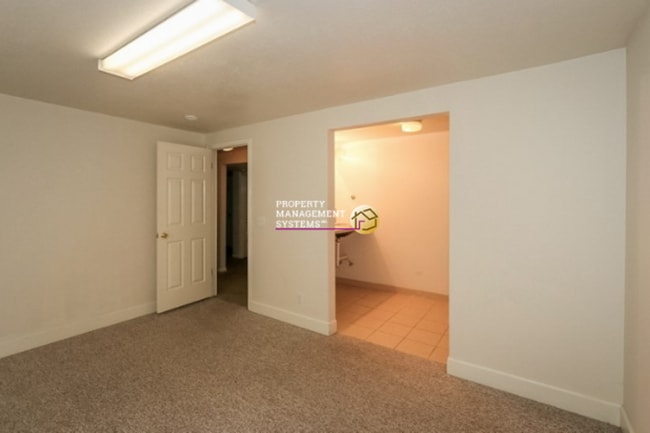 Building Photo - Spacious 4 Bedroom Murray Home
