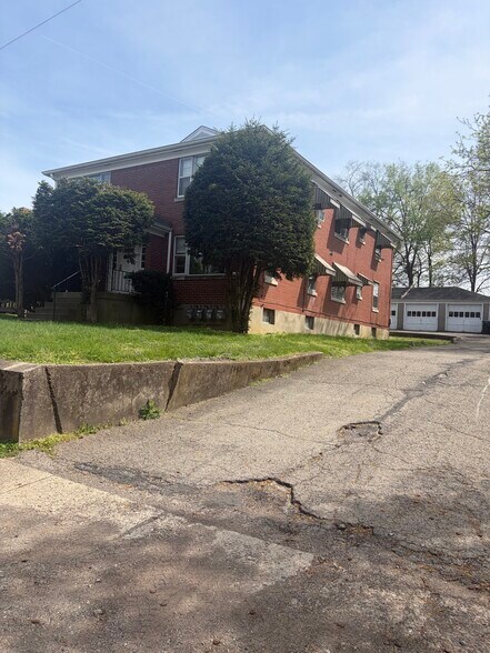 Building Photo - 218 W Florence Ave