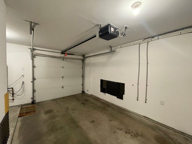 Building Photo - Modern Green Lake Townhome on Quiet Street!