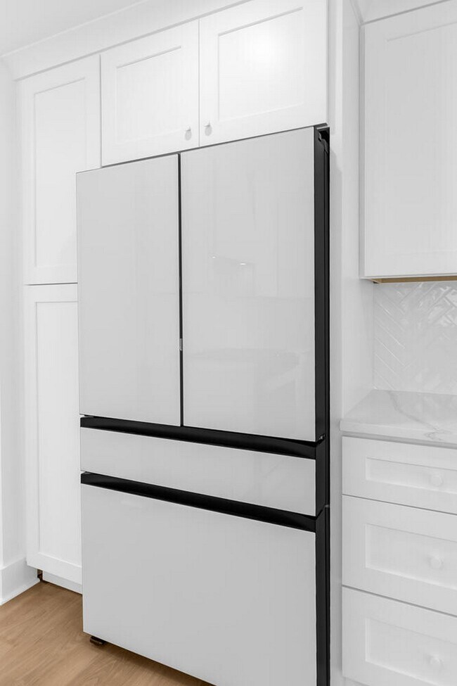 Building Photo - 516 River Rd