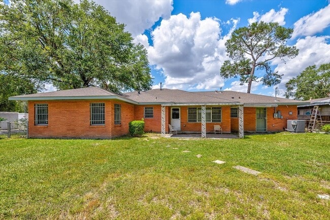 Building Photo - 5611 Milart St