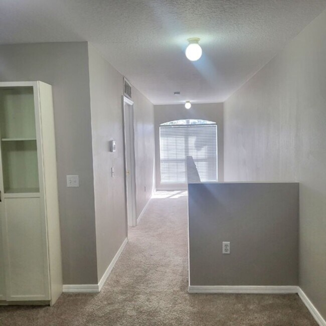 Building Photo - Well laid out 3 BDR /2.5 BTH Townhome with...