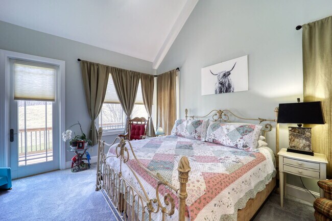 Building Photo - 137 N Ridge Ln