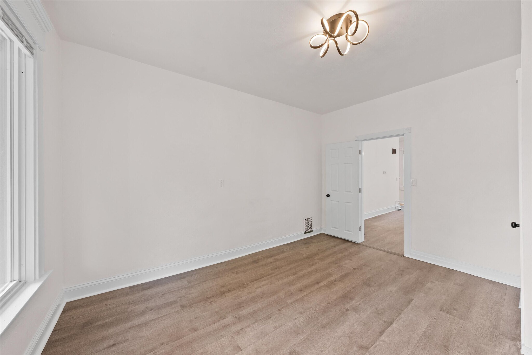 Building Photo - 2026 E Kenilworth Pl