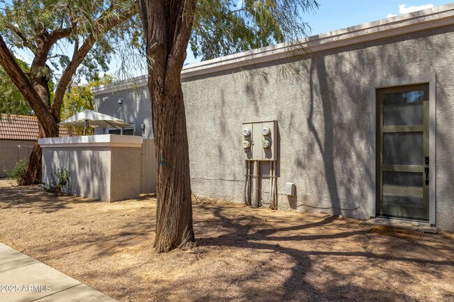 Building Photo - 9020 W Highland Ave