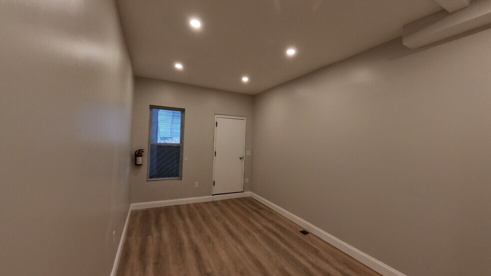 Front entrance & living room - 4646 York Rd