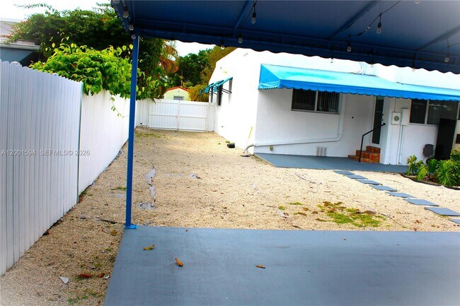 Building Photo - 2253 SW 10th St