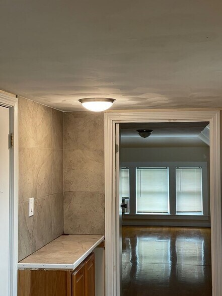 Building Photo - 723 Bennington St