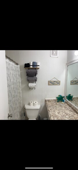 Building Photo - 8817 S Thomas Dr