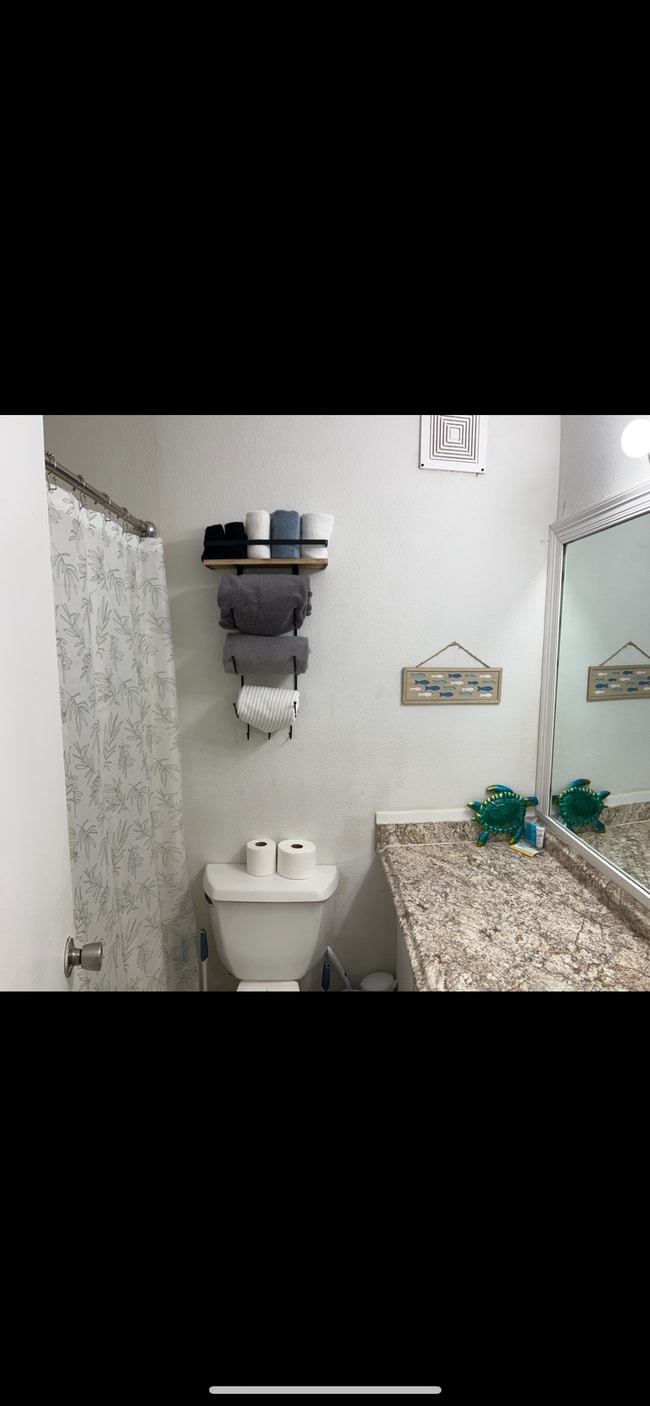 Building Photo - 8817 S Thomas Dr