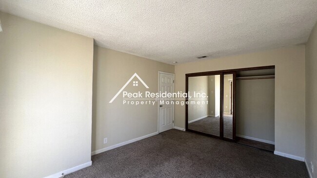 Building Photo - Spacious 2bd/1ba Duplex with Garage near American River College