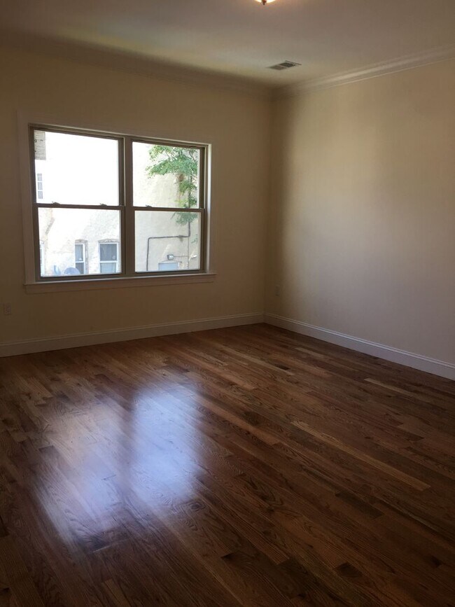 Building Photo - 194 Parkhurst St