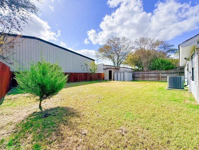 Building Photo - 20235 Blue Juniper Dr