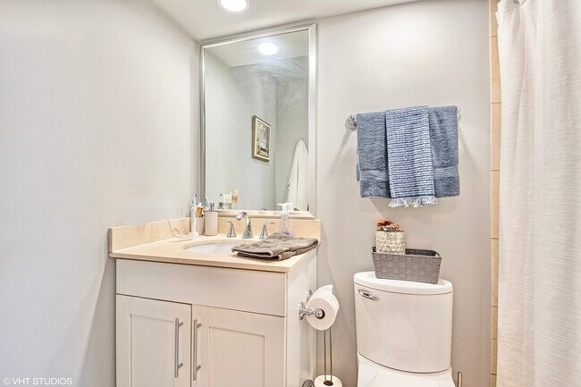 Building Photo - 3033 N Sheridan Rd