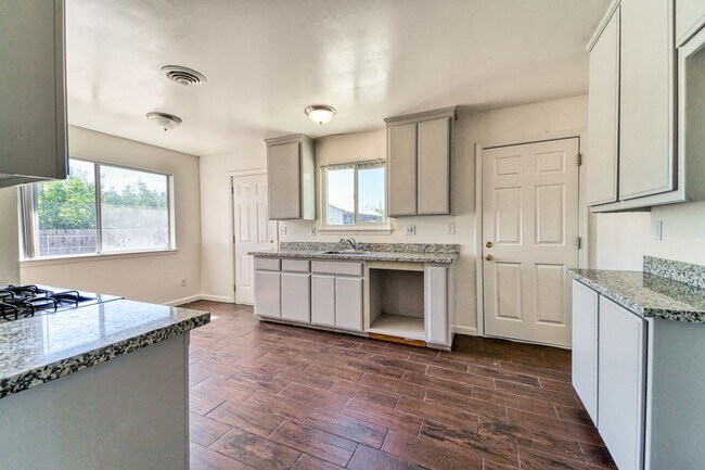 Building Photo - 3 bedroom 2 bath house in Yuba City