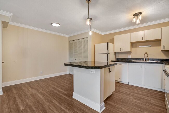 Building Photo - 370 Lake Tahoe Ct