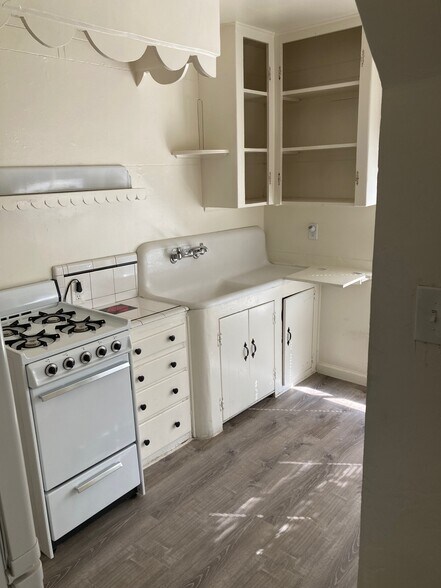 Kitchen - 2639 N Maroa Ave
