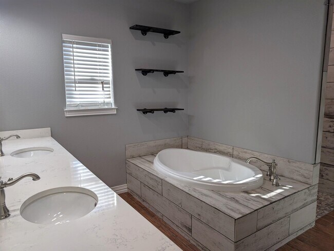 Building Photo - 2916 S Shepherds Glen