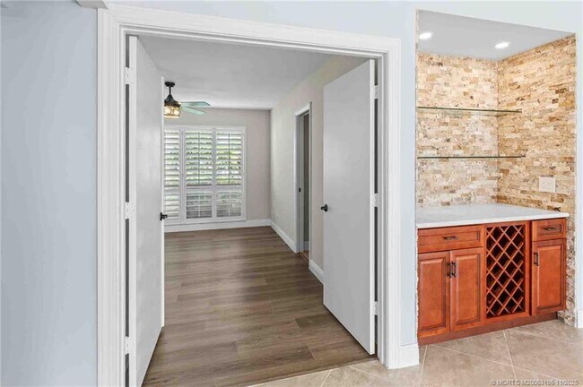 Building Photo - 2385 SW Creekside Dr