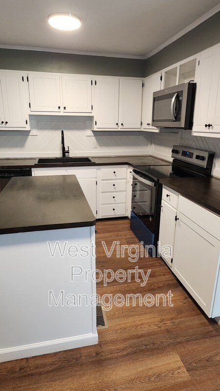 Building Photo - 415 Valley Rd