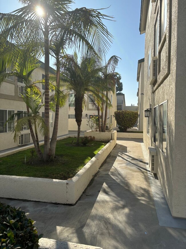 Building Photo - Front Gated 1 Bedroom Condo with AC, Dishw...