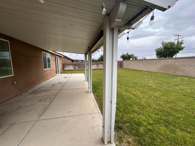 Building Photo - Don't miss this out 3 bedroom 2 bath with solar in Hanford!
