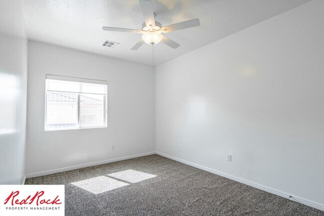 Building Photo - 3 Bedroom, 2.5 Bathroom Townhome in Ivins City