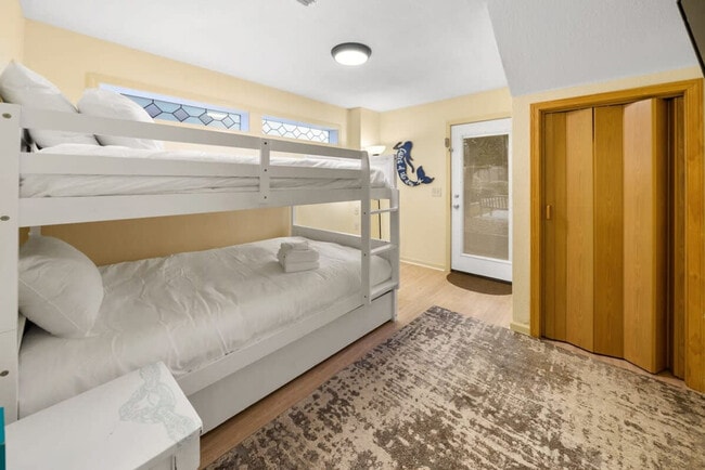 Building Photo - 501 Dolphin St