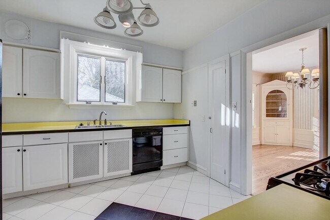 Building Photo - 2225 E Woodstock Pl