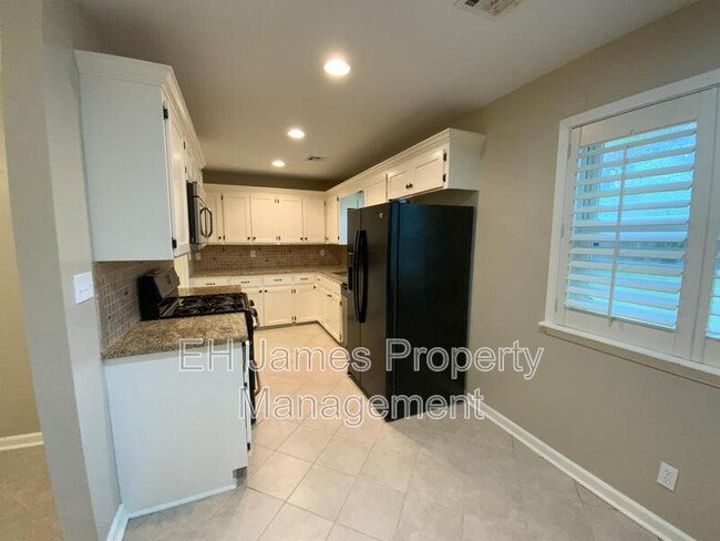 Building Photo - 4637 S Lakewood Ave