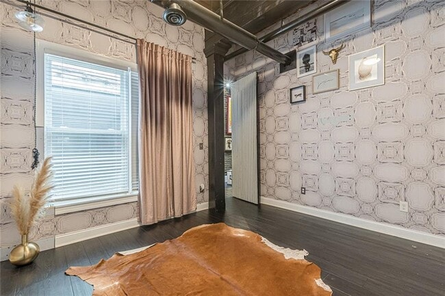 Building Photo - 320 Peters St SW